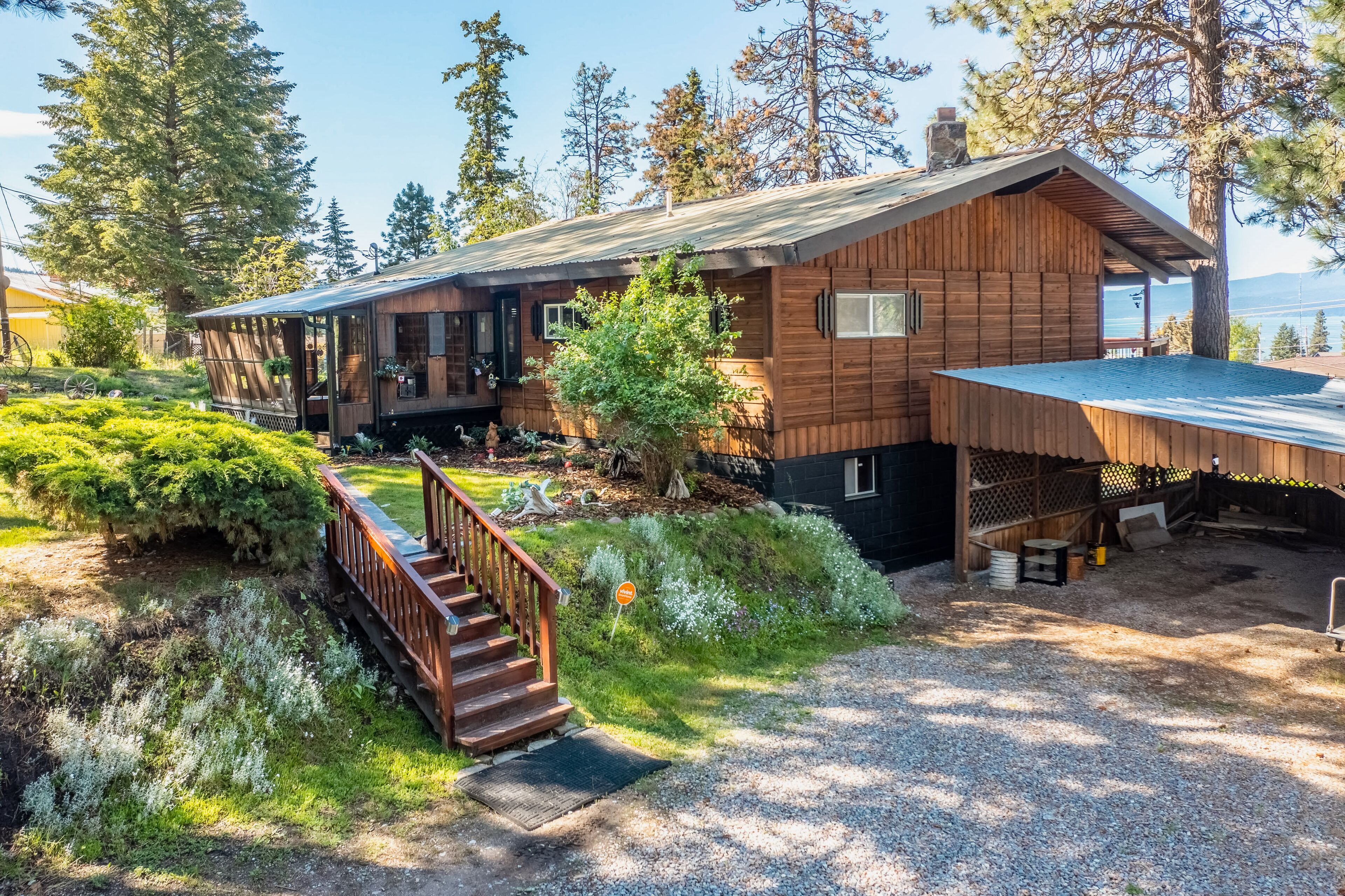 Lake & mountain view retreat with washer/dryer, & furnished deck