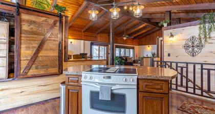 Lake & mountain view retreat with washer/dryer, & furnished deck
