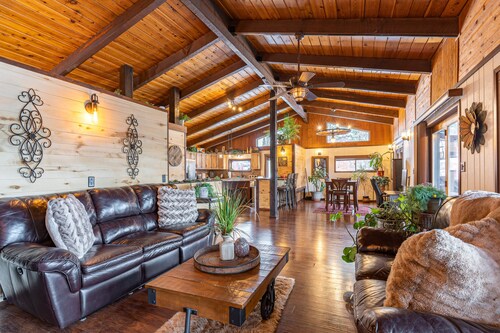 Lake & mountain view retreat with washer/dryer, & furnished deck