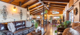 Lake & mountain view retreat with washer/dryer, & furnished deck