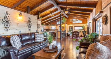 Lake & mountain view retreat with washer/dryer, & furnished deck