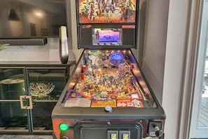 Una máquina de pinball con temática de Star Wars, que presenta personajes y escenas de la serie.