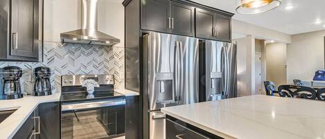 Refrigerador, microondas, horno y parrilla de estufa