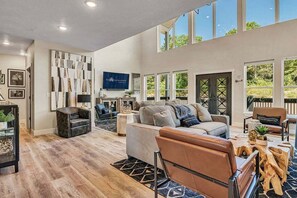 Een televisie, een open haard, videogames en een dvd-speler