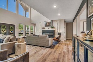 Een televisie, een open haard, videogames en een dvd-speler