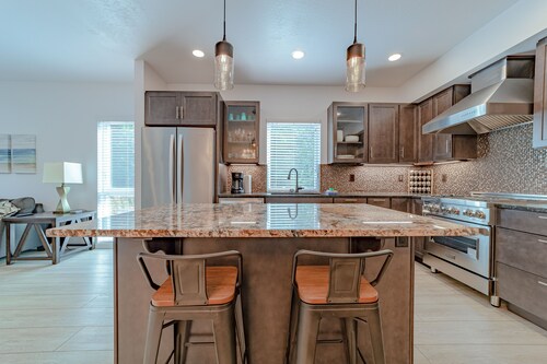 Dog-friendly home near the ocean with fireplaces, grill, balcony & deck