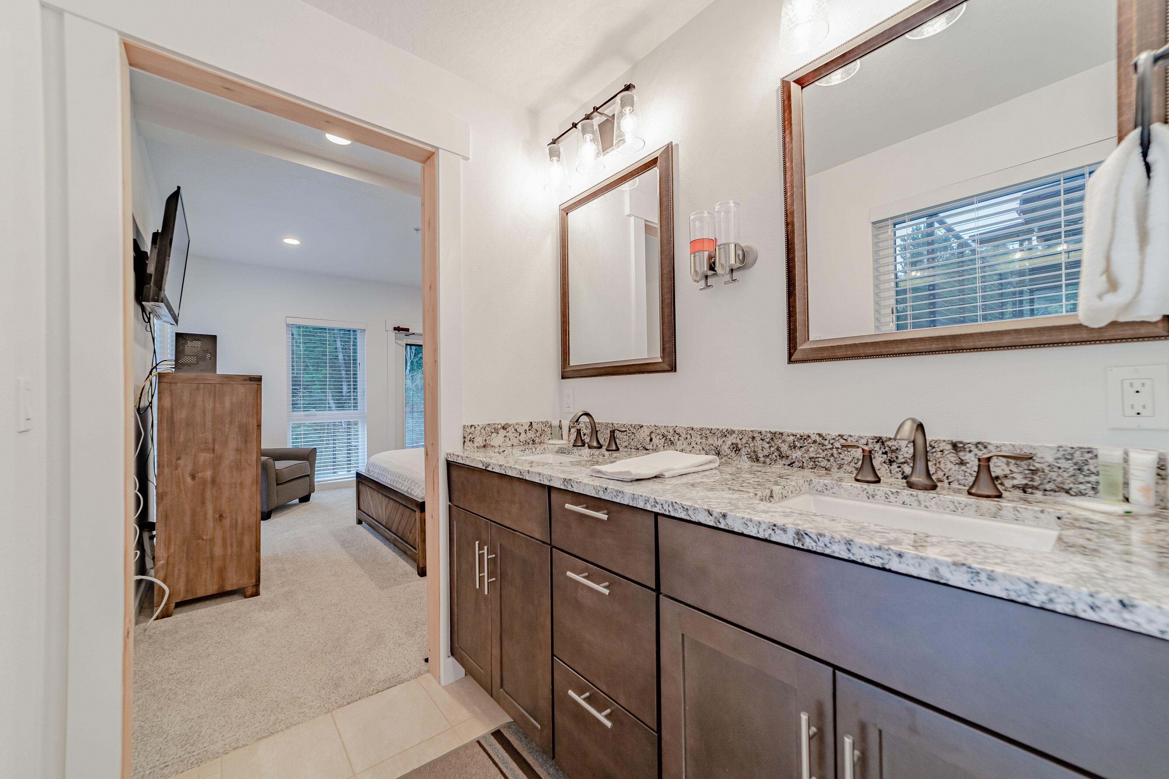 6 多间卧室、熨斗/熨衣板、免费上网、床单