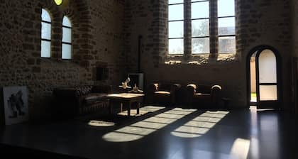 INSOLITE! Completely renovated 13th-century chapel!