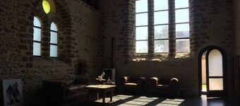 INSOLITE! Completely renovated 13th-century chapel!