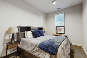 2 bedrooms, internet, bed sheets