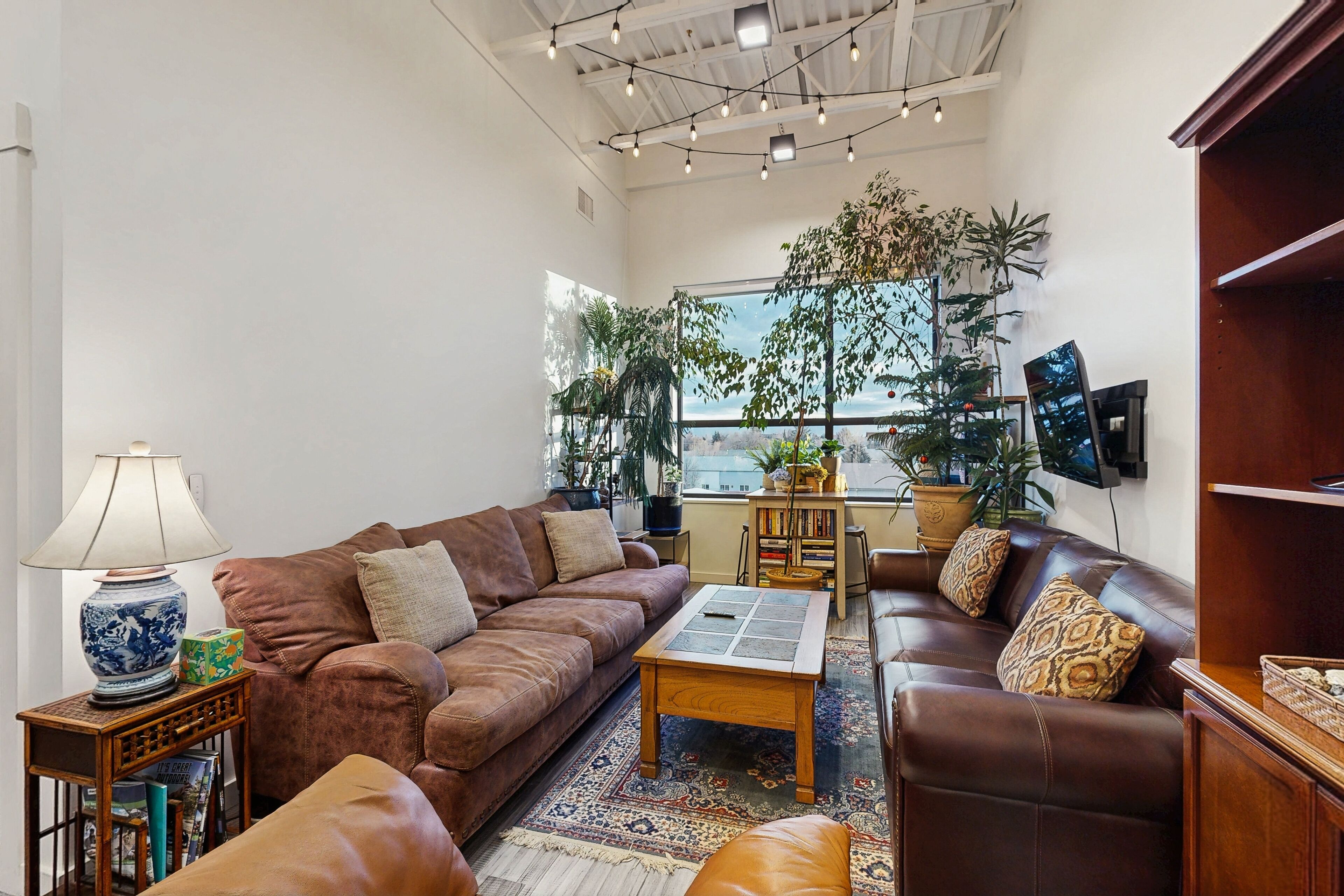 Télévision, livres, espaces bureaux