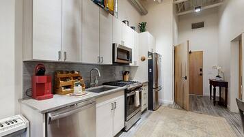 Réfrigérateur, micro-ondes, four, plaque de cuisson