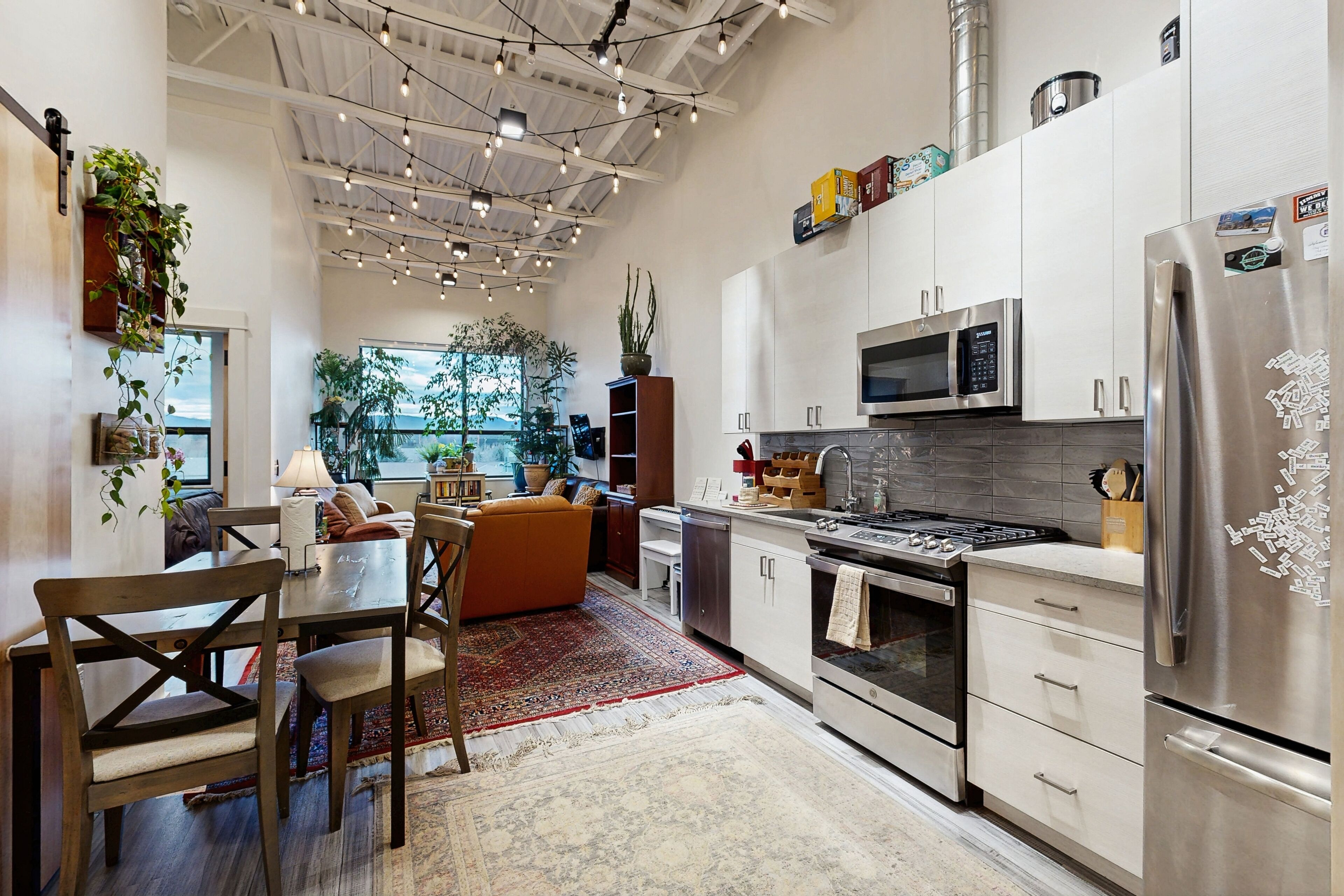 Kylskåp, mikrovågsugn, ugn och spishäll