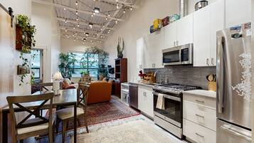 Réfrigérateur, micro-ondes, four, plaque de cuisson