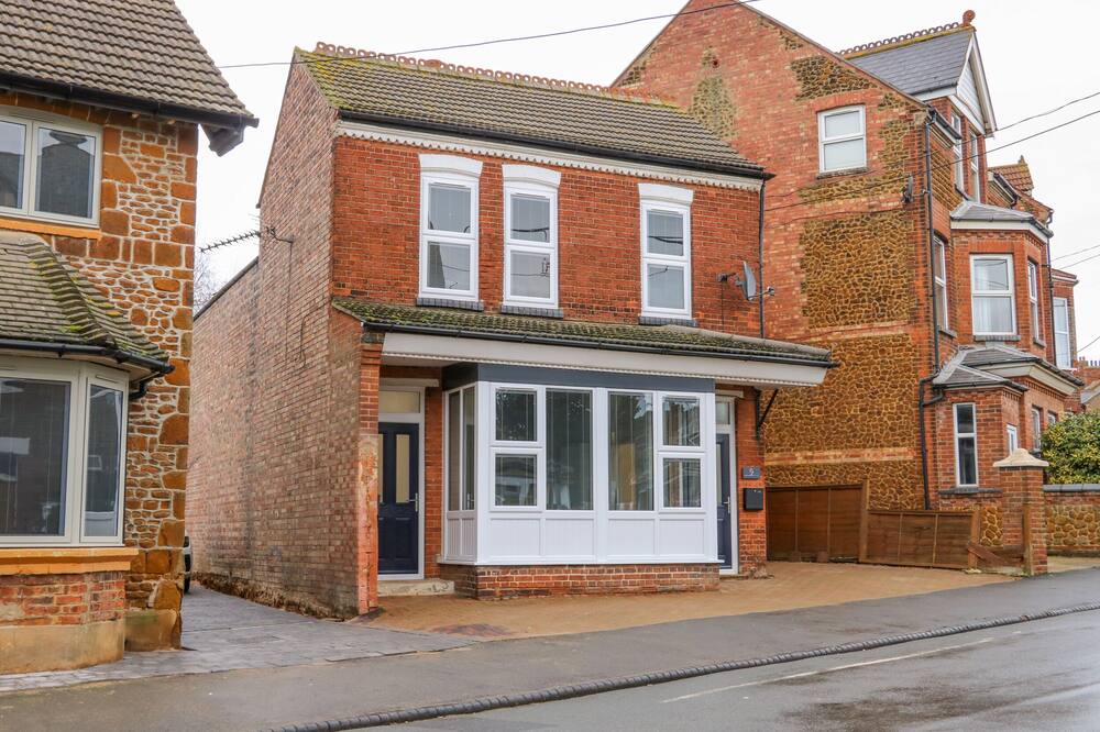 SEA BREEZE APARTMENT NO. 7, pet friendly in Hunstanton