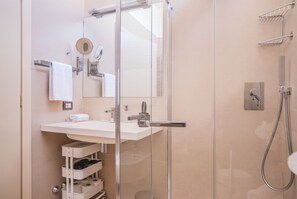 Dusche, Haartrockner, Bidet, Handtücher