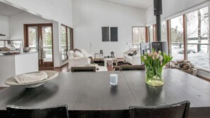 Ein modernes Interieur mit Essbereich, Küche und Wohnbereich.