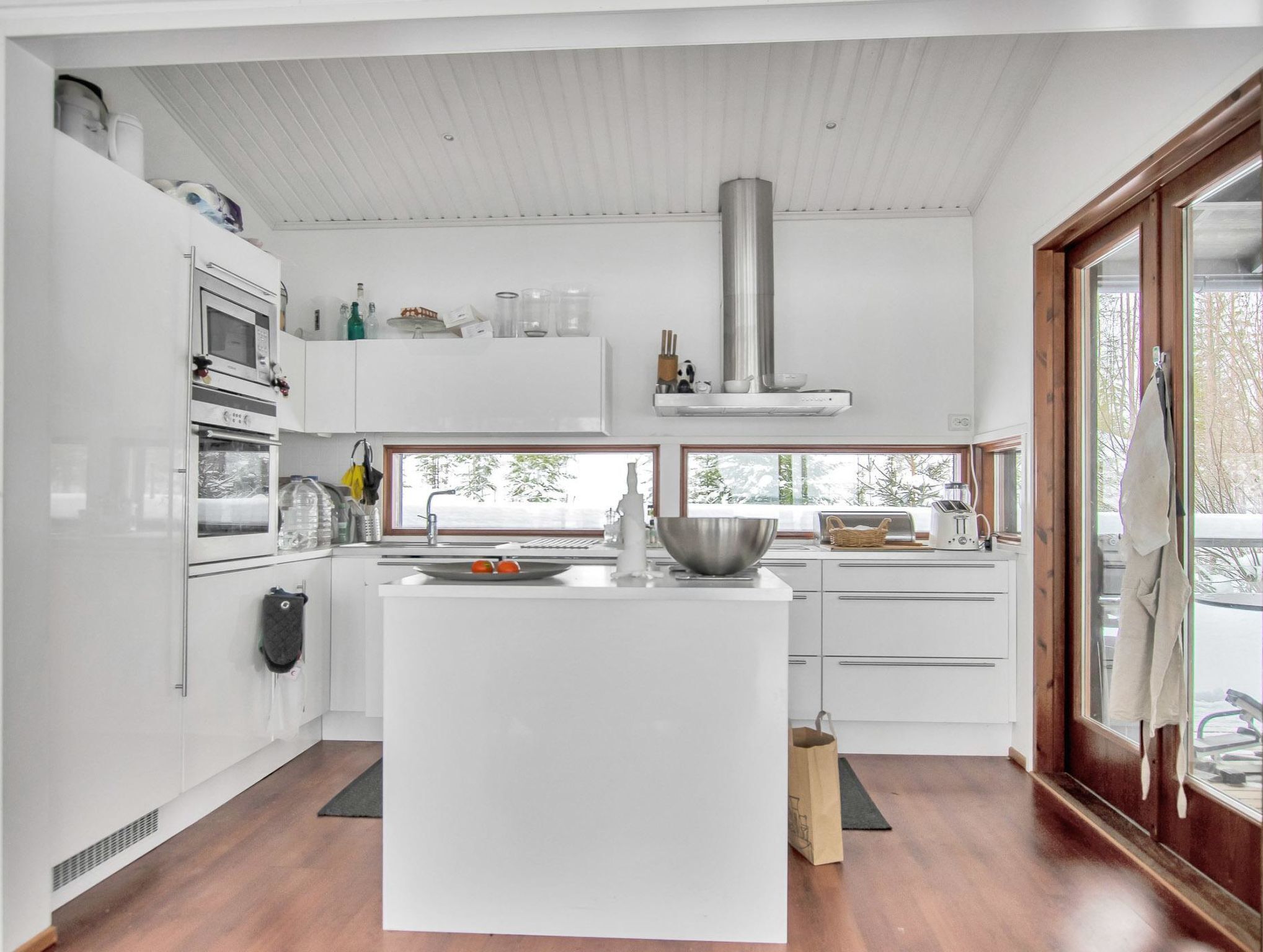 Fridge, microwave, dishwasher, cookware/dishes/utensils