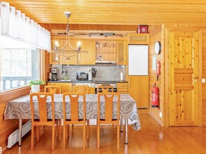 Kühlschrank, Mikrowelle, Geschirrspüler, Kochgeschirr/Geschirr/Besteck