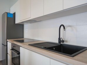Refrigerador, horno, lavavajillas y utensilios de cocina
