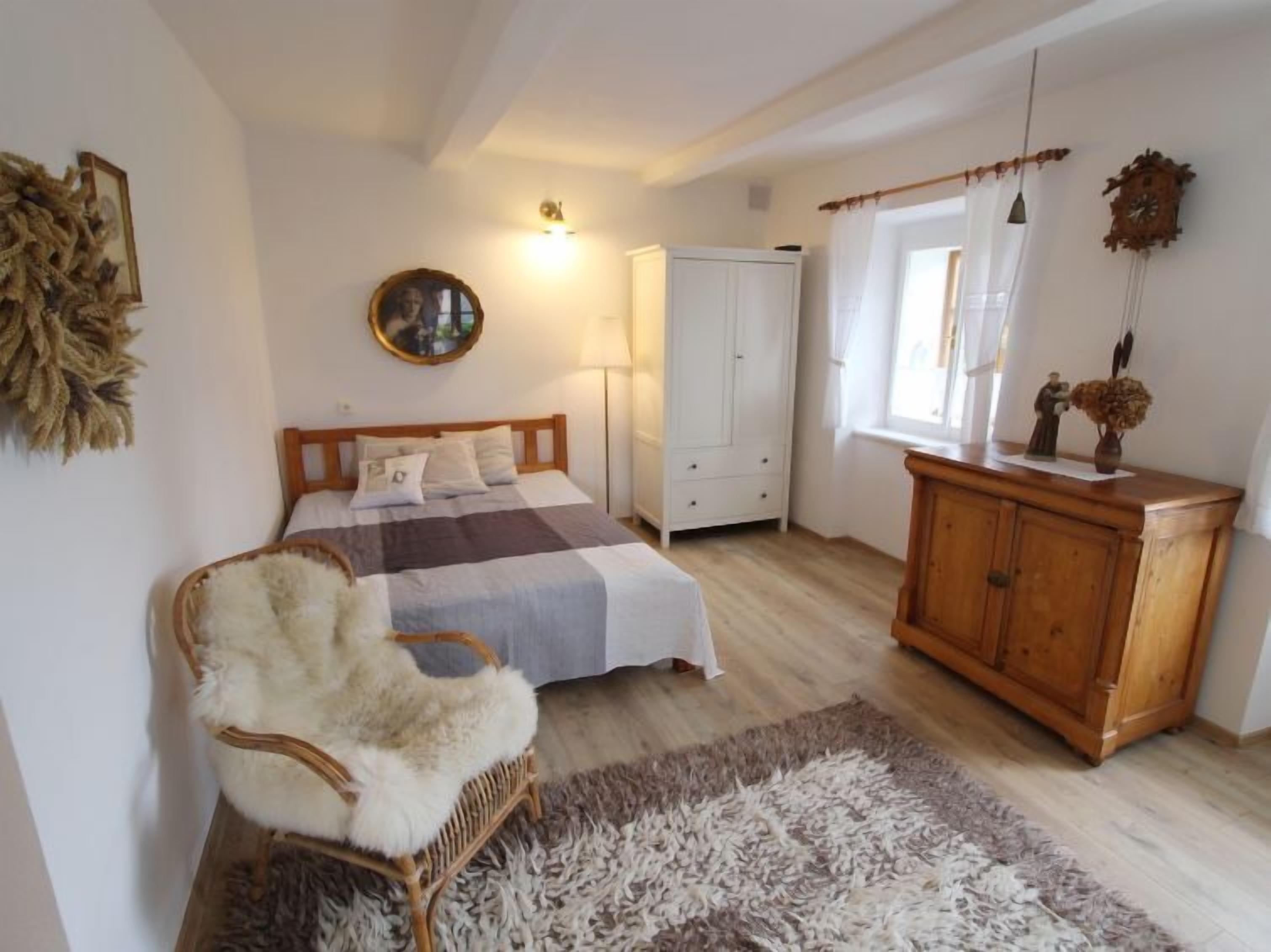 1 makuuhuone, työpöytä, silitysrauta/-lauta, Wi-Fi