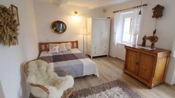 1 makuuhuone, työpöytä, silitysrauta/-lauta, Wi-Fi