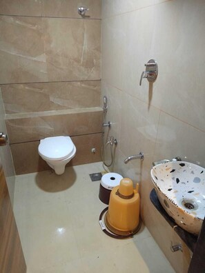 Combined shower/tub, rainfall showerhead, towels - Hotel Lotus Villa (Ahmedabad)
