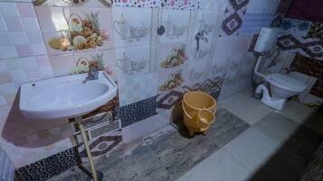 Luxury Room | Bathroom | Shower, towels