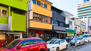 A multi-story building with various shops on the ground floor. - OYO 90562 J Hotel PJ (Petaling Jaya)