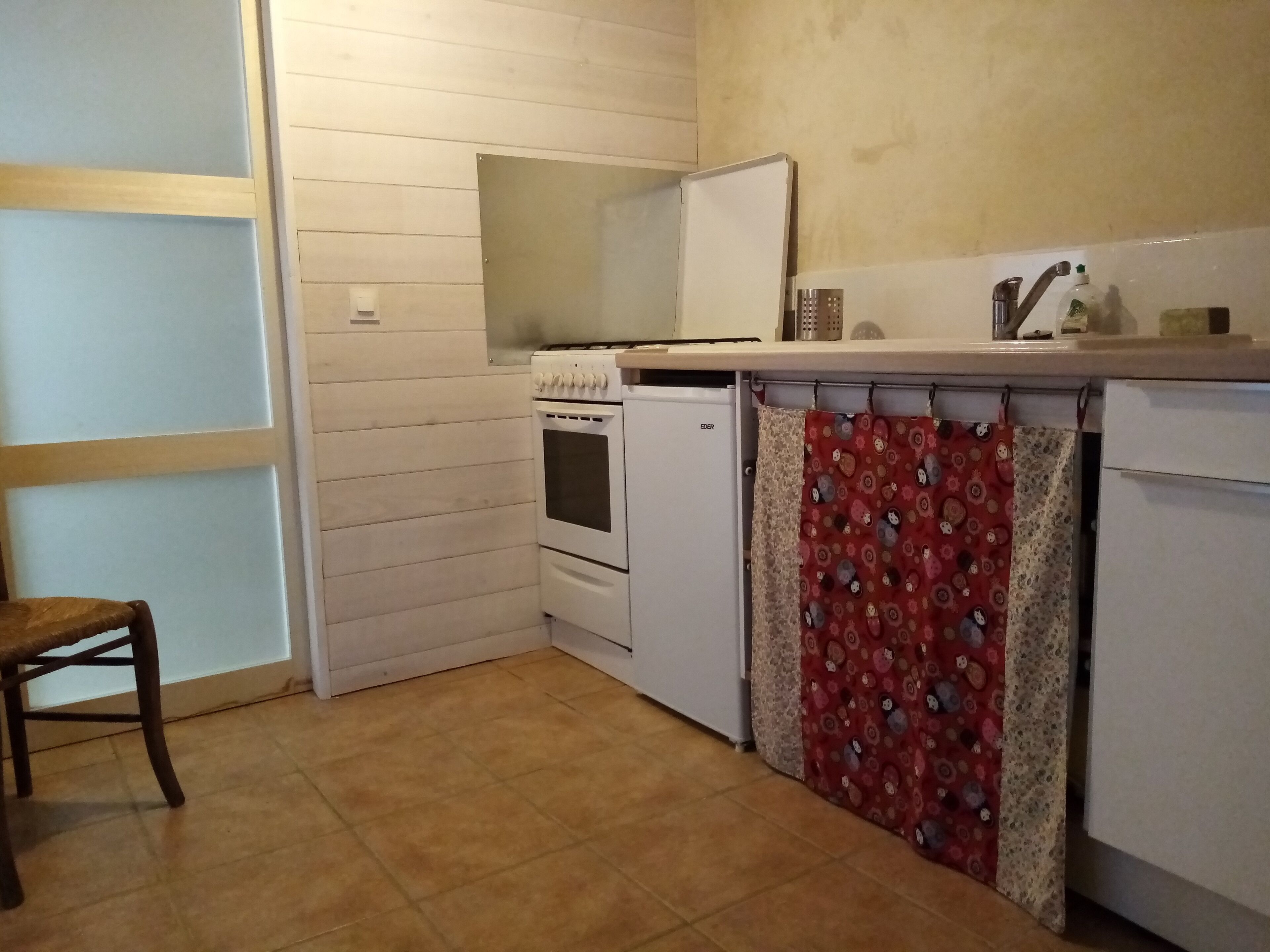 Kjøleskap, ovn, kokeplater og kaffetrakter/tekoker