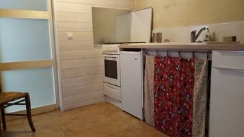 Kjøleskap, ovn, kokeplater og kaffetrakter/tekoker