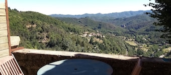 Studio with breathtaking views, nearby hiking and swimming trails