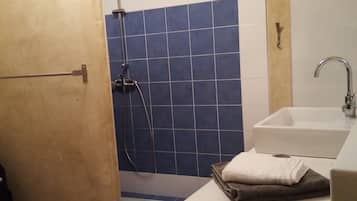 Bruser, hårtørrer, håndklæder, Toiletpapir