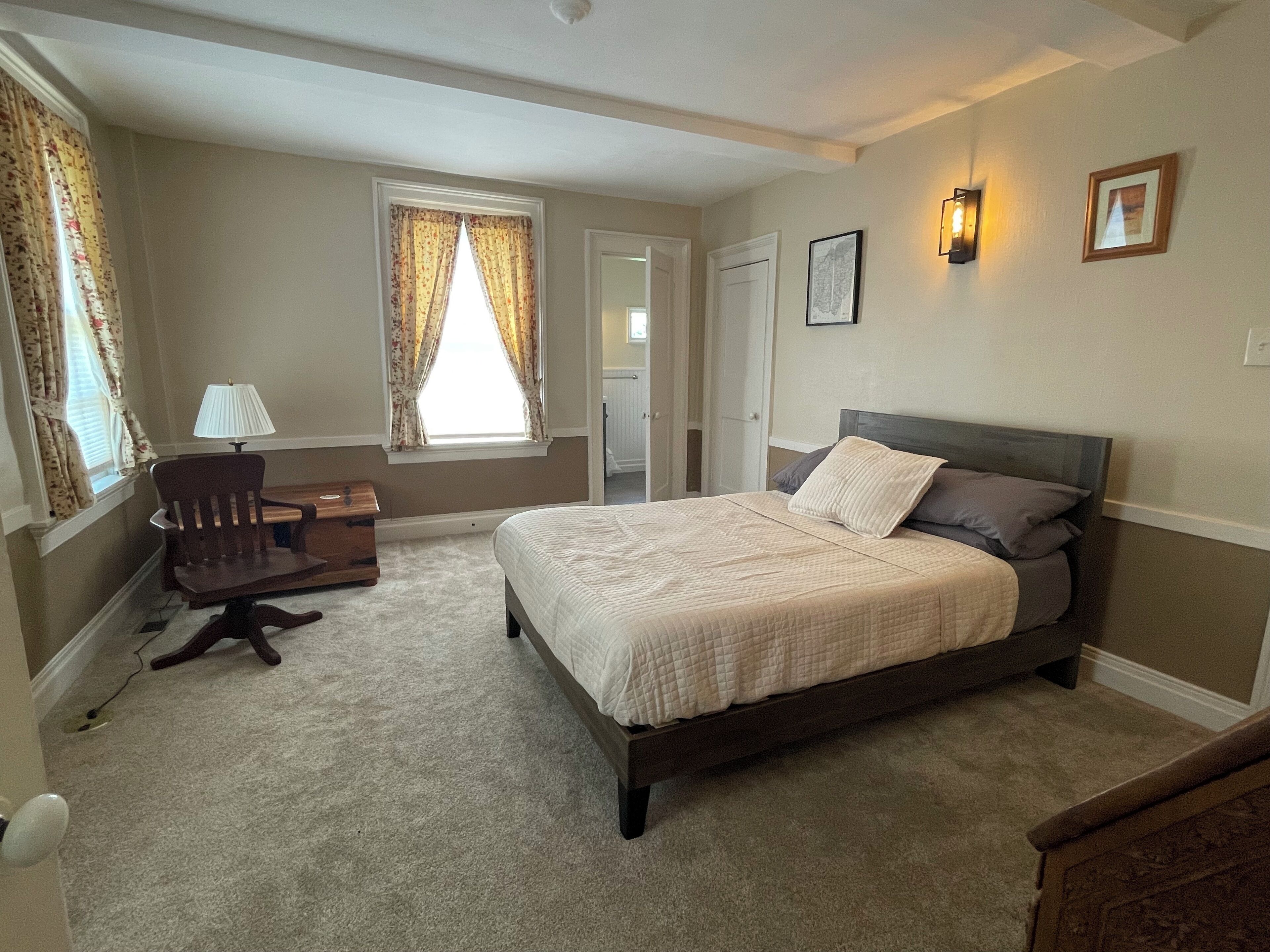 3 chambres, bureau, fer et planche à repasser, lit de bébé portatif