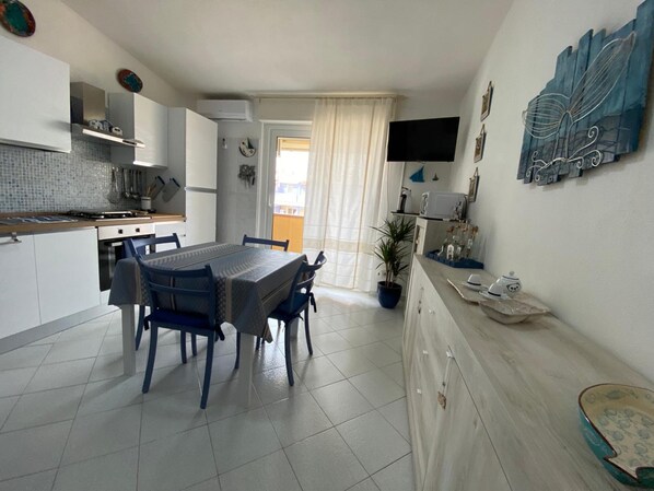 Frigorifero, microonde, forno, piano cottura