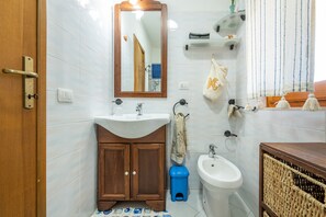 Shower, hair dryer, towels - Apartment 'Maison Admas' with Mountain View, Balcony and Air Conditioning (Villasimius)