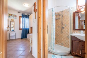 Shower, hair dryer, towels - Apartment 'Adriana's House' with Sea View, Private Terrace and Air Conditioning (Buggerru)