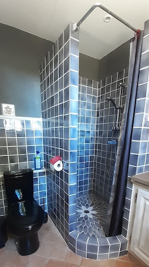 Douche, sèche-cheveux, serviettes fournies, savon