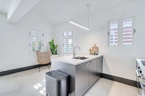 Réfrigérateur, four, plaque de cuisson, lave-vaisselle