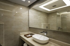 Superior Room | Bathroom | Free toiletries, hair dryer, slippers, towels - Cygnett Inn Paras (Dehradun)