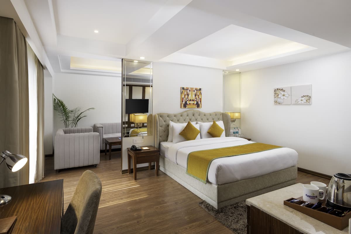Suite | 1 bedroom, memory foam beds, minibar, desk