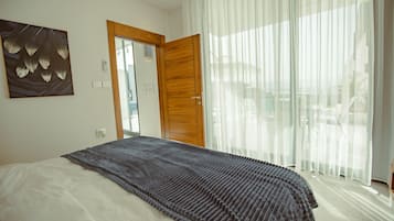 4 bedrooms, iron/ironing board, travel crib, free WiFi