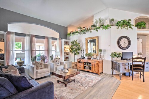 Pool, Putting Green, Fire Pit: Elegant Peoria Home