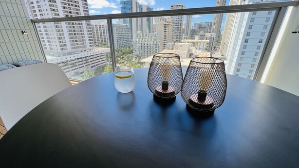 Una habitación moderna con balcón y vista a la ciudad.