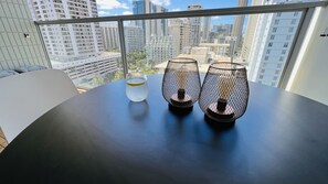 Une chambre moderne avec un balcon donnant sur le paysage urbain.