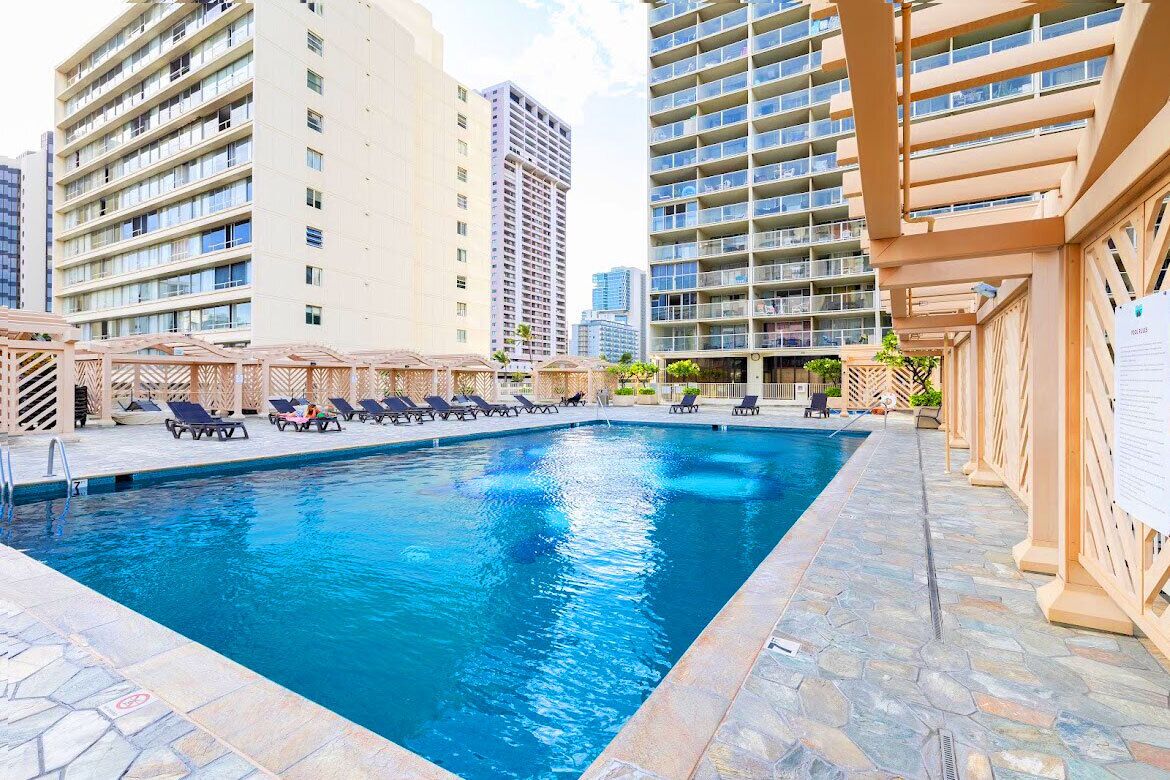 Una piscina al aire libre
