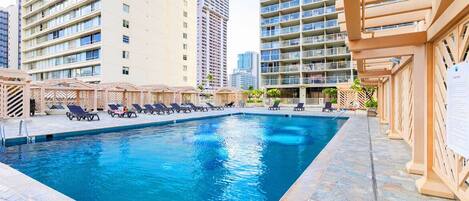 Una piscina al aire libre
