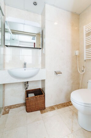 Douche, sèche-cheveux, serviettes fournies, savon