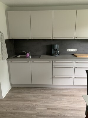 Kylskåp, ugn, spishäll och diskmaskin