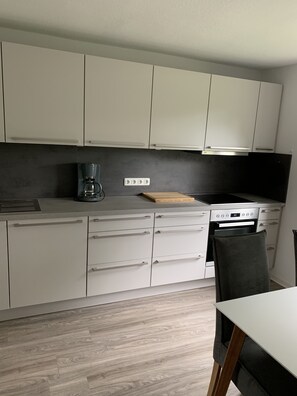 Kühlschrank, Ofen, Herdplatte, Geschirrspüler